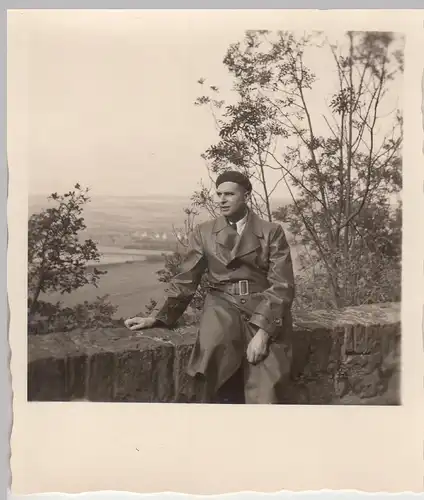 (F20024) Orig. Foto junger Mann sitzt auf Mäuerchen, an der Weser 1954