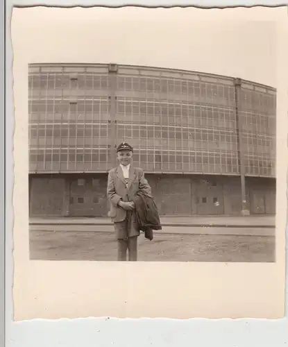 (F20021) Orig. Foto Dortmund, Junge vor der Westfalenhalle 1954