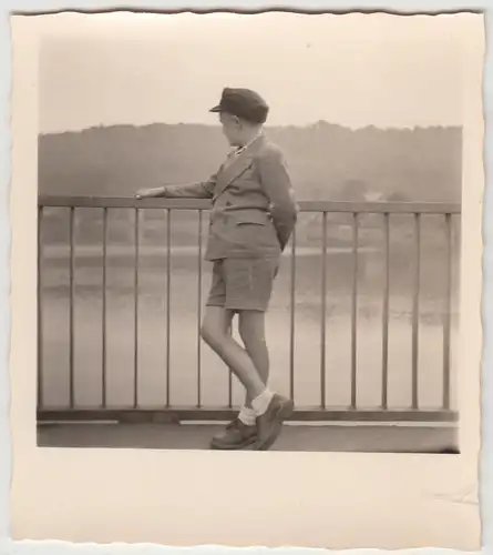 (F20019) Orig. Foto Kettwig, Junge auf Ruhrbrücke 1954