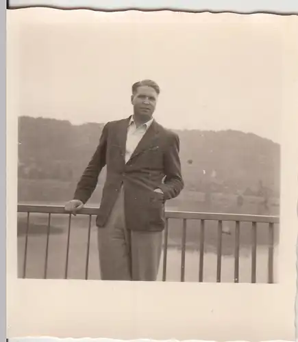 (F20018) Orig. Foto Kettwig, junger Mann auf Ruhrbrücke 1954