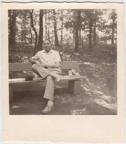 (F20014) Orig. Foto Mann auf Bank im Walde vor Soest 1954