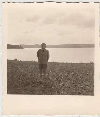 (F20013) Orig. Foto Junge am Ufer d. Möhnestausee 1954