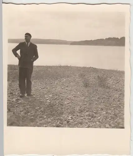 (F20012) Orig. Foto Mann am Ufer d. Möhnestausee 1954