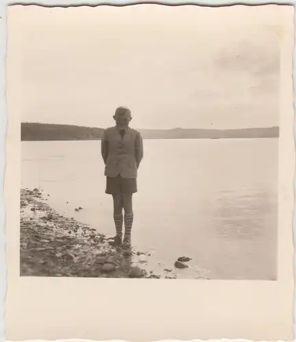 (F20011) Orig. Foto Junge am Ufer d. Möhnestausee 1954
