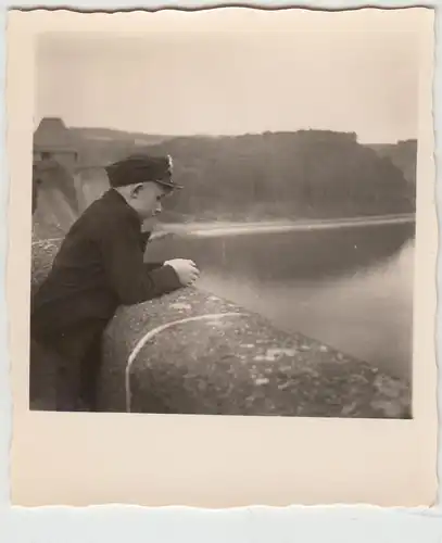 (F20010) Orig. Foto Junge am Möhnestausee, auf der Staumauer 1954