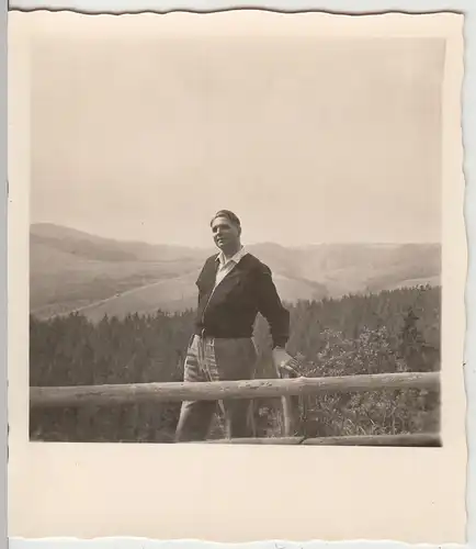 (F20003) Orig. Foto Mann am Geländer, Wanderung nahe d. Diemeltalsperre 1954