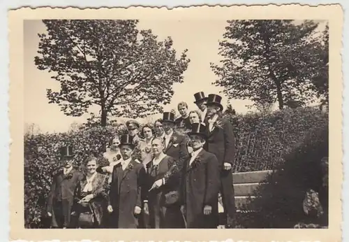 (F2000) Orig. Foto Hochzeitsgesellschaft auf Treppe, 18. Mai 1937