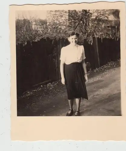 (F19995) Orig. Foto junge Frau Gertrud im Freien 1953