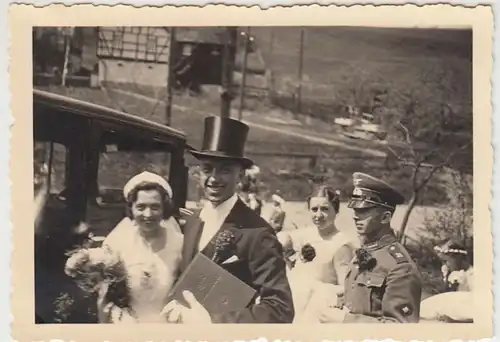 (F1999) Orig. Foto Hochzeitspaar m. Wehrmacht-Soldat am PKW, 1937