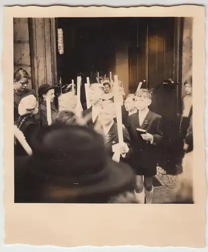 (F19989) Orig. Foto Kommunion, Messdiener nach der Feier 1953