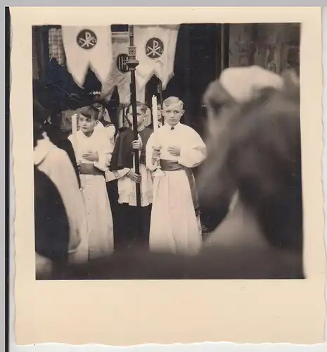 (F19988) Orig. Foto Kommunion, Messdiener nach der Feier 1953