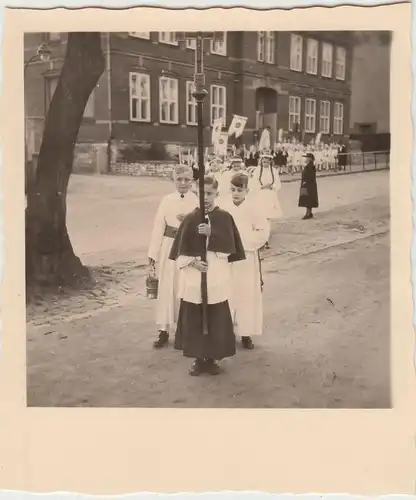 (F19986) Orig. Foto Umzug zur Kommunion, Messdiener auf Straße 1953