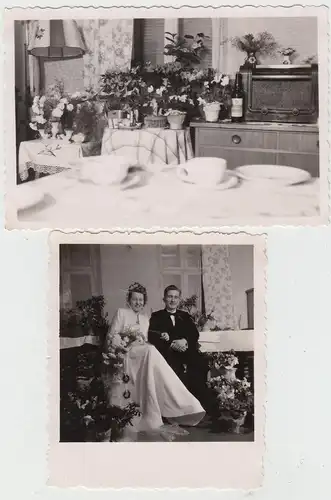 (F19981) 2x Orig. Foto Hochzeitspaar u. Geschenke in Stube 1953