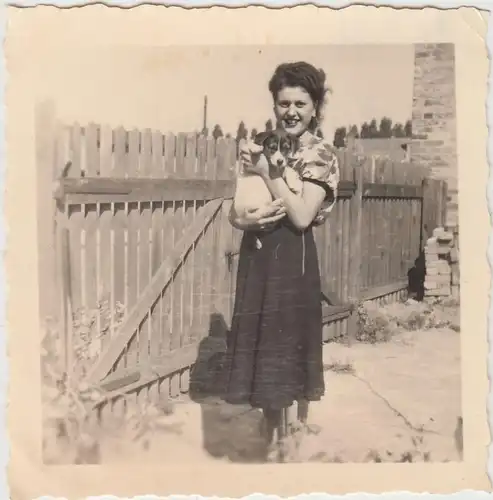(F19980) Orig. Foto junge Frau mit Hund am Zaun 1952