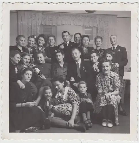 (F19977) Orig. Foto Personen, Gruppenbild in der Stube 1950