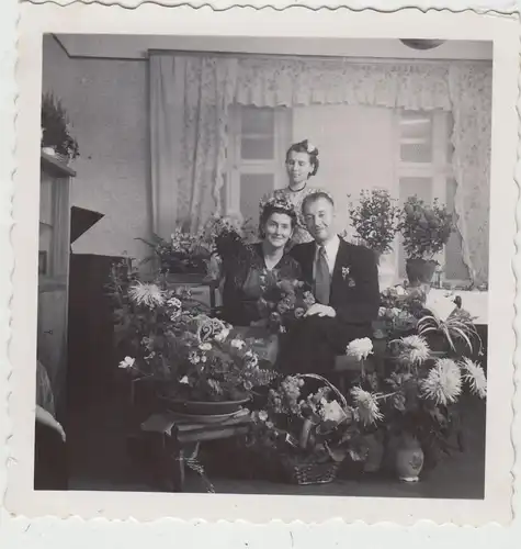(F19976) Orig. Foto Paar mit Blumengeschenke in Wohnung 1950