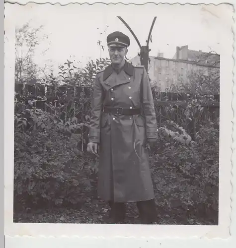 (F19975) Orig. Foto Herr mit Mantel im Garten 1950