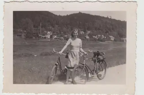 (F19970) Orig. Foto junge Frau unterwegs m. Fahrrad, Sächsische Schweiz 1950