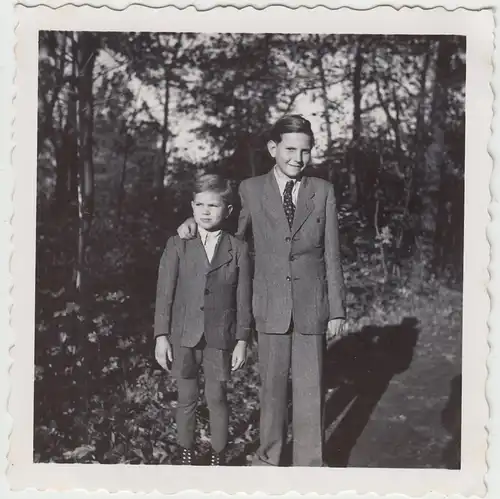 (F19968) Orig. Foto Jungs im Anzug im Freien 1950
