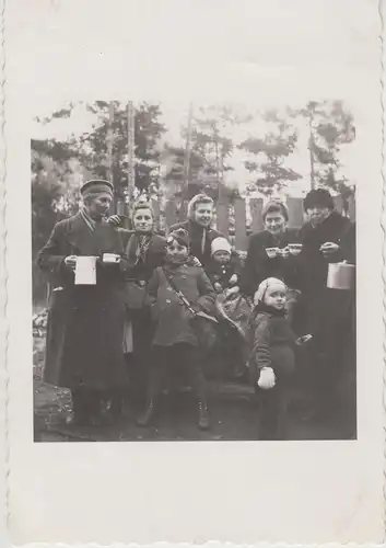 (F19965) Orig. Foto Personen unterwegs in Grieben 25.4.1945, Picknick