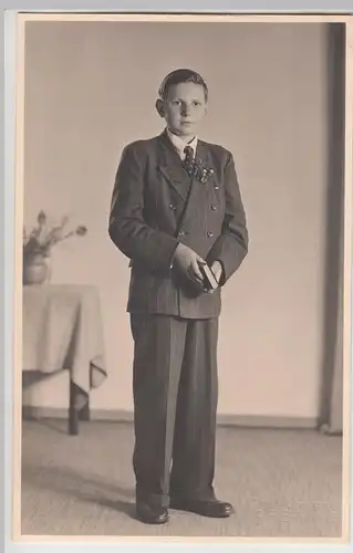 (F19959) Orig. Foto Porträt junger Mann mit Buch, Oranienburg um 1950