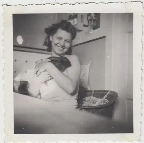 (F19957) Orig. Foto junge Frau mit Kaninchen in der Küche 1948