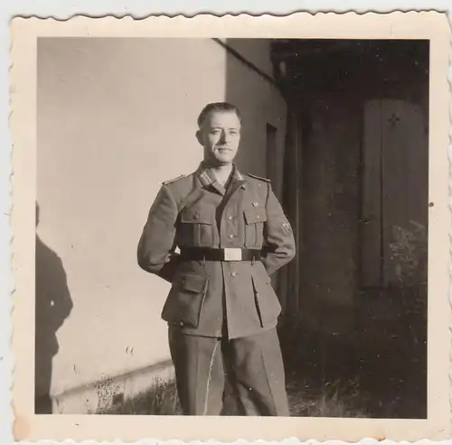 (F19954) Orig. Foto deutscher Soldat am Haus 1940er