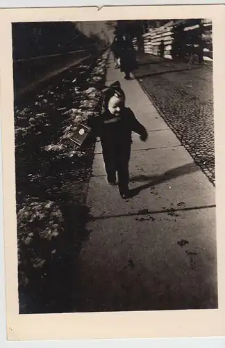 (F19952) Orig. Foto Kleinkind auf dem Gehsteig 1940er