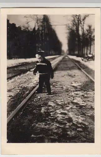 (F19951) Orig. Foto Kleinkind auf Straßenbahnschienen 1940er