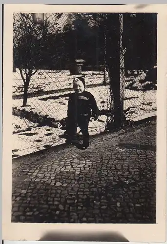 (F19950) Orig. Foto Kleinkind am Maschendrahtzaun, Winter 1940er