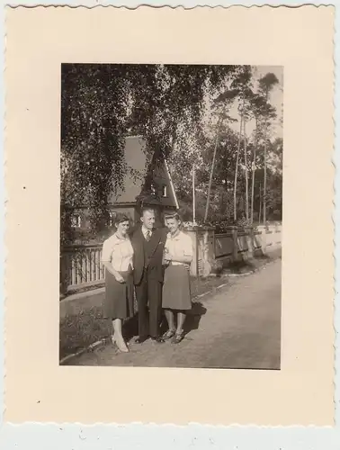 (F19944) Orig. Foto Personen am Zaun vor Wohnhaus 1941