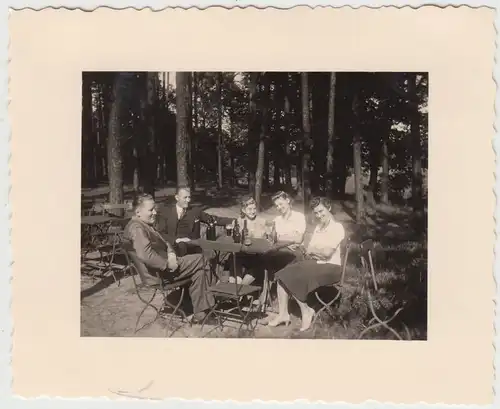 (F19943) Orig. Foto Personen im Gartenlokal 1941
