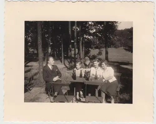 (F19942) Orig. Foto Personen und deutscher Soldat (R.A.D.) im Gartenlokal 1941