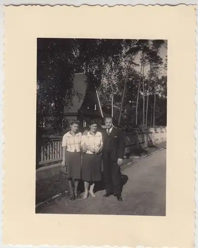 (F19941) Orig. Foto Personen am Zaun vor Wohnhaus 1941
