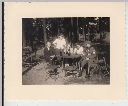 (F19940) Orig. Foto Personen und deutscher Soldat (R.A.D.) im Gartenlokal 1941