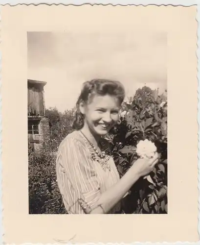 (F19937) Orig. Foto junge Frau am blühenden Busch 1941