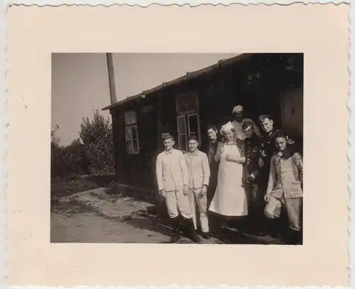 (F19936) Orig. Foto R.A.D., Gruppenbild an der Baracke 1941