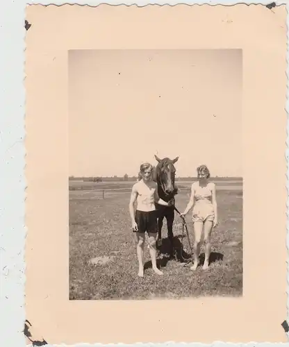 (F19933) Orig. Foto Personen mit Pferd auf der Weide 1940er