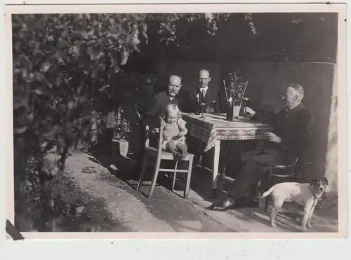 (F19932) Orig. Foto Personen sitzen am Tisch im Garten 1940