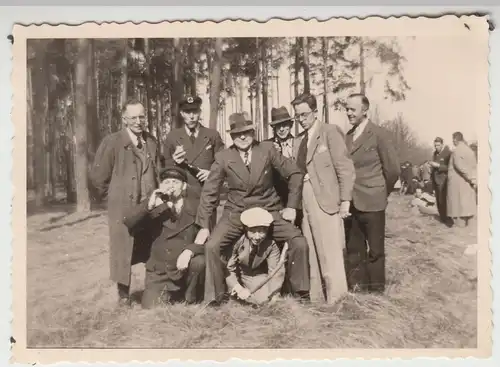 (F19930) Orig. Foto Männer am Waldrand, Picknick im Wald 1940