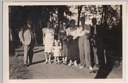 (F19921) Orig. Foto Personen im Freien, Spaziergang 1930er