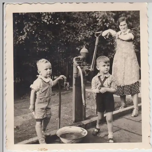 (F19913) Orig. Foto kleine Jungs an der Handpumpe im Garten, 1939