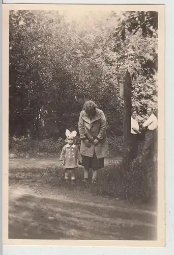 (F19911) Orig. Foto Frau u. kl. Mädchen im Freien, Schleife im Haar 1930er