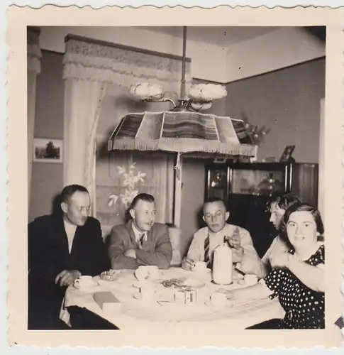 (F19910) Orig. Foto Personen am Tisch in der Stube, Kaffee 1939