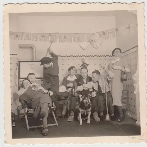 (F19909) Orig. Foto Personen, Gruppenbild in der Küche, fröhliche Runde 1939