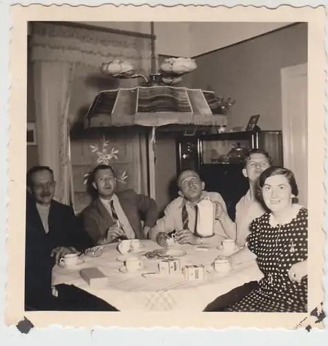 (F19907) Orig. Foto Personen am Tisch in der Stube, Kaffee 1939