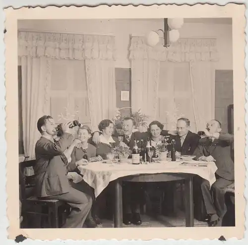 (F19906) Orig. Foto Personen in der Stube, fröhliche Runde 1939