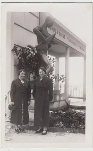 (F19904) Orig. Foto Pie??any, Frauen vor Statue an Kolonnadenbrücke 1930er