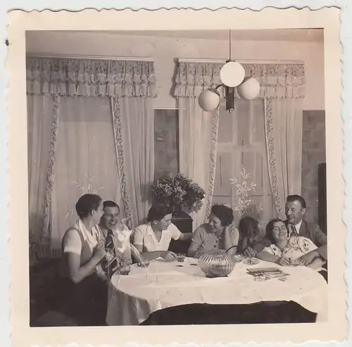 (F19903) Orig. Foto Personen am Tisch in der Stube, Bowle 1930er