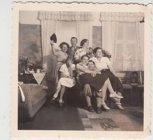 (F19902) Orig. Foto Personen in der Stube, fröhliche Runde 1938